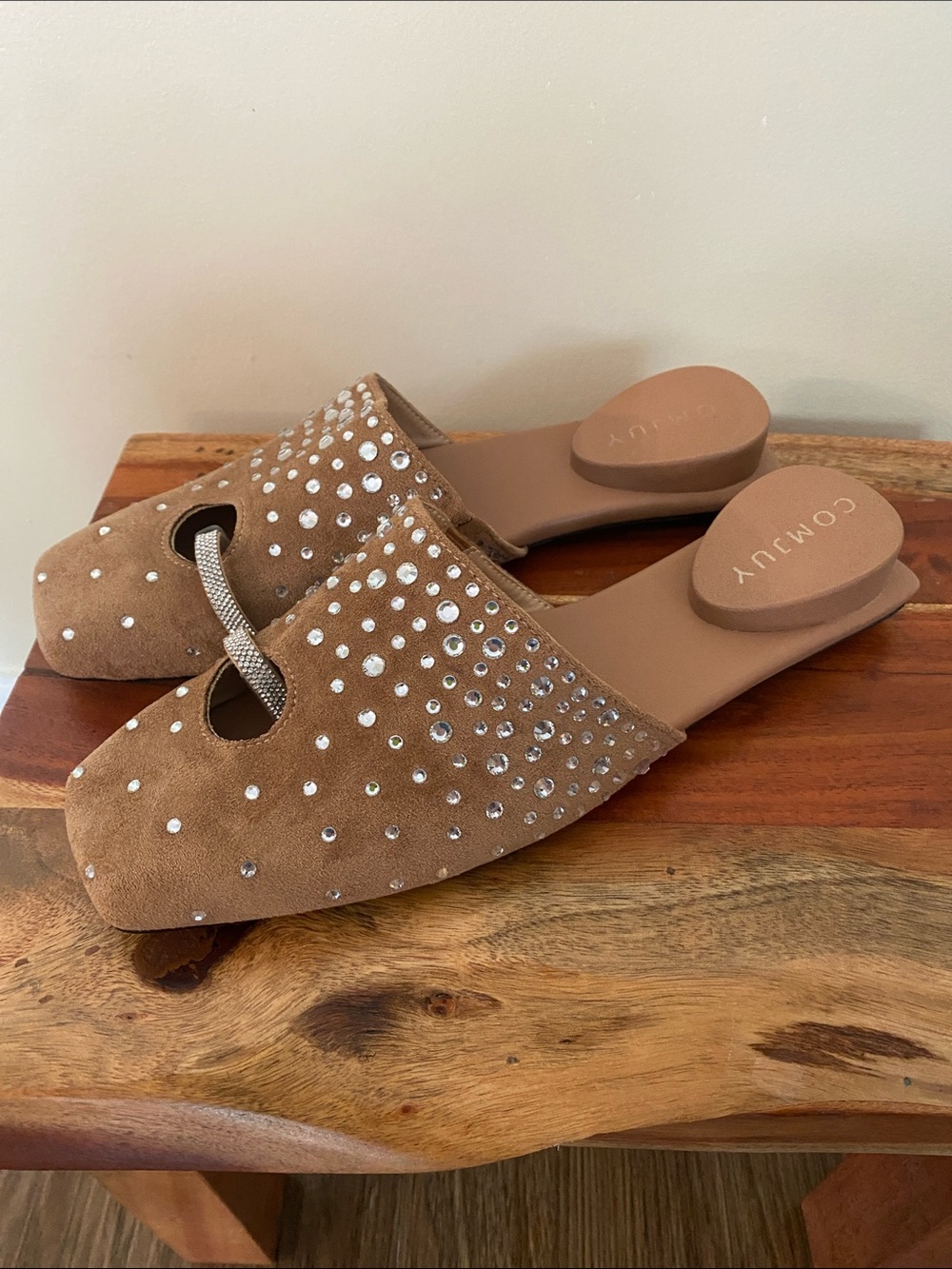 Comfuy Women's Tan Suede Crystal-Embellished Slide pierced Mules. Size 8 - Picture 3 of 6